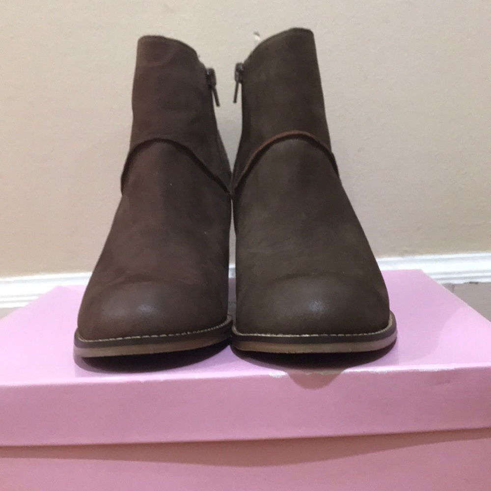 Brand new Crown vintage brown suede ankle boots.